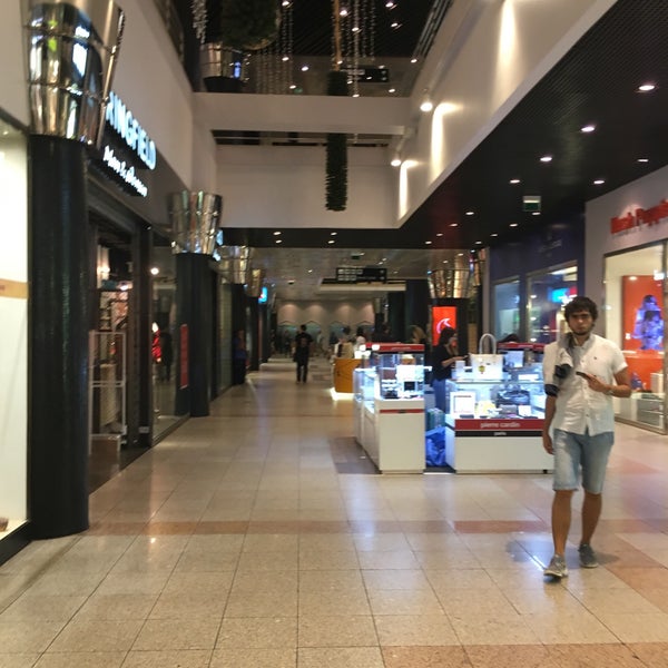 Foto tirada no(a) Amoreiras Shopping Center por Gülen C. em 10/27/2017