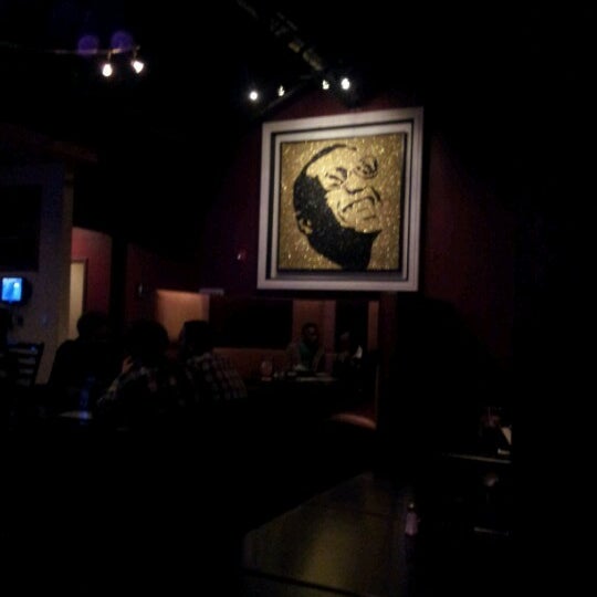 Foto tirada no(a) Jolly&#39;s American Beer Bar and Dueling Pianos por Jenn F. em 11/29/2012