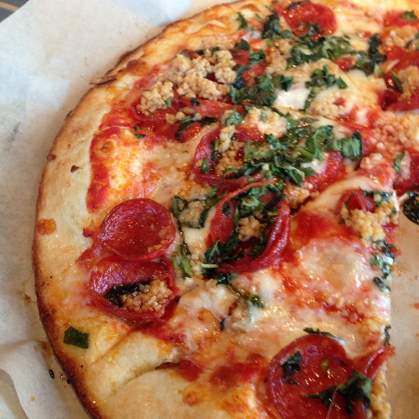 4/27/2013 tarihinde Andrew S.ziyaretçi tarafından Pieology Pizzeria'de çekilen fotoğraf