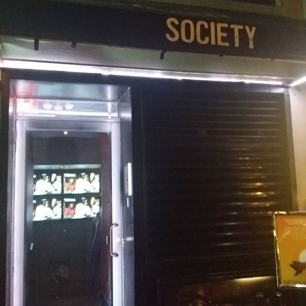 Foto tirada no(a) Society Billiards + Bar por Ricardo T. em 8/12/2015