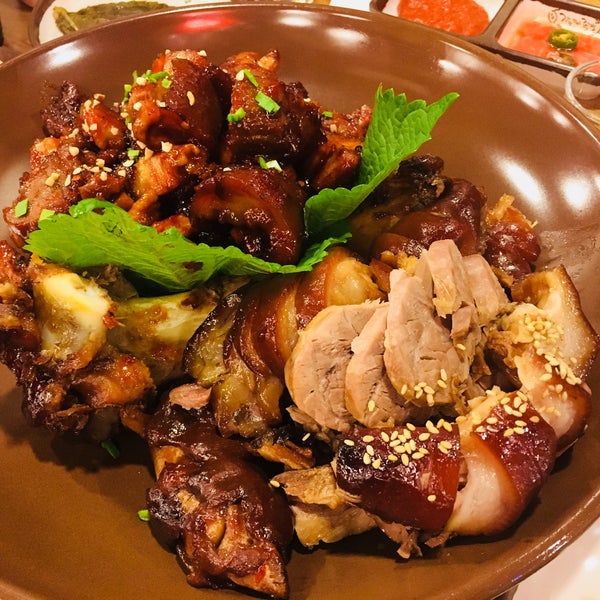 Чокпаль свиная рулька. Чокпаль корейское. Курица в азиатском стиле. Корейское блюдо свиные ножки. Чокпаль корейское блюдо.