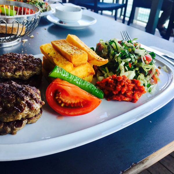 รูปภาพถ่ายที่ Restoran İstanbul Modern โดย Pınar U. เมื่อ 7/21/2017