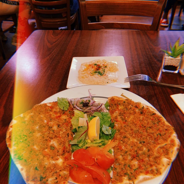 Das Foto wurde bei A La Turca Restaurant von Irem I. am 8/20/2019 aufgenommen