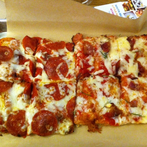 3/14/2014 tarihinde Scott F.ziyaretçi tarafından Blocks Pizza Deli'de çekilen fotoğraf