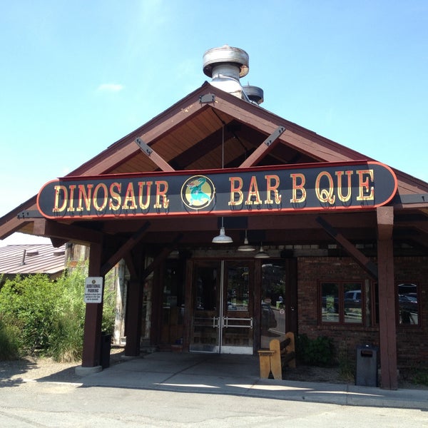 Foto tirada no(a) Dinosaur Bar-B-Que por Sara S. em 7/7/2013