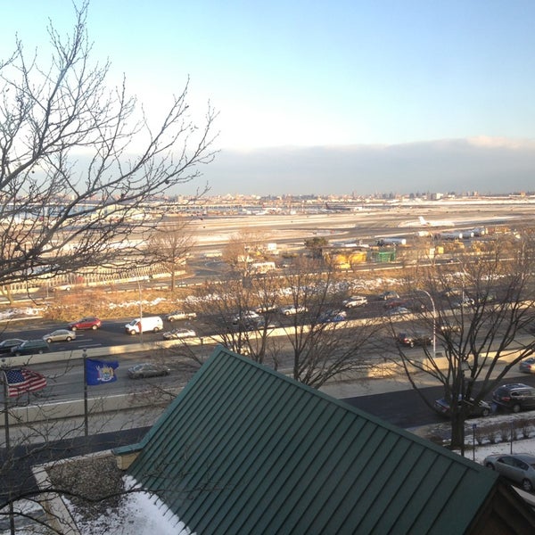 2/12/2013 tarihinde Juan G.ziyaretçi tarafından Courtyard New York LaGuardia Airport'de çekilen fotoğraf