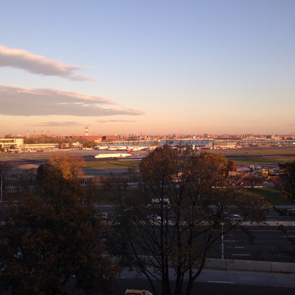 11/3/2014 tarihinde Juan G.ziyaretçi tarafından Courtyard New York LaGuardia Airport'de çekilen fotoğraf