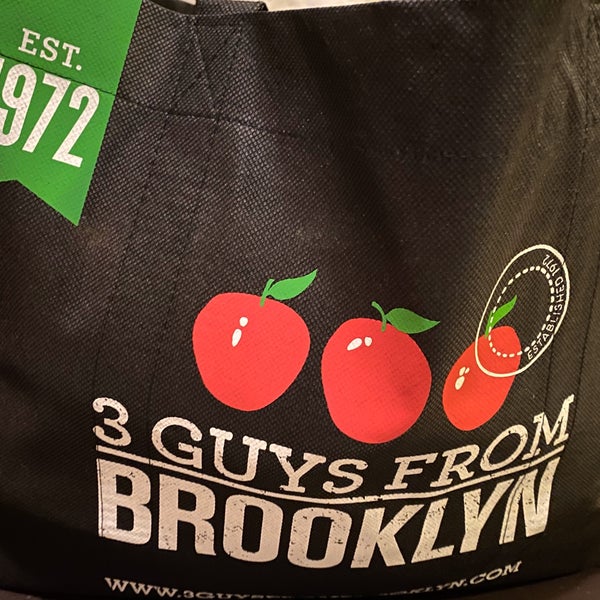 3/2/2020 tarihinde Hany Y.ziyaretçi tarafından Three Guys From Brooklyn'de çekilen fotoğraf