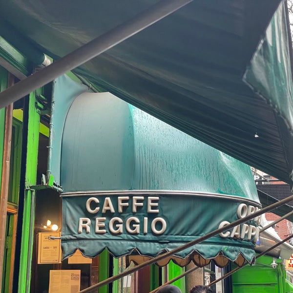 Снимок сделан в Caffe Reggio пользователем Hany Y. 5/29/2021