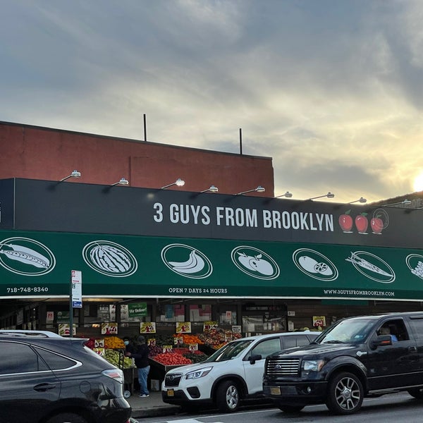 Foto diambil di Three Guys From Brooklyn oleh Hany Y. pada 9/21/2021