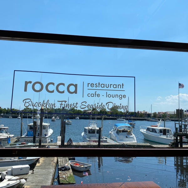 Das Foto wurde bei Rocca Cafe &amp; Lounge von Hany Y. am 7/21/2020 aufgenommen