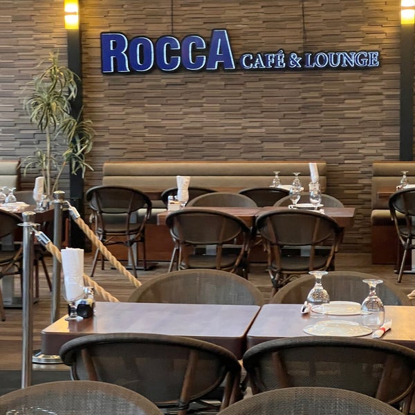 Das Foto wurde bei Rocca Cafe &amp; Lounge von Hany Y. am 7/8/2022 aufgenommen