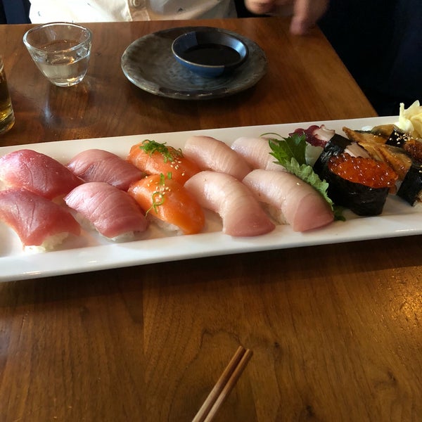 Foto tirada no(a) Sushi Den por Melissa D. em 10/13/2018