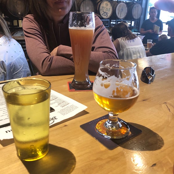 Foto tirada no(a) Locavore Beer Works por Melissa D. em 5/26/2019