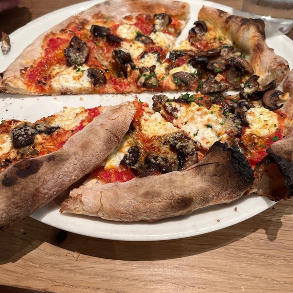 Foto diambil di Ella&#39;s Wood-Fired Pizza oleh Melissa D. pada 6/19/2023