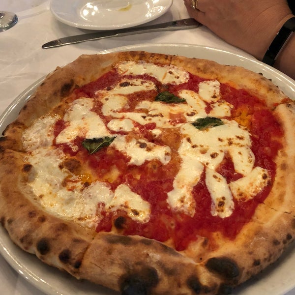 Foto tomada en Amalfi Pizza  por Melissa D. el 5/21/2018