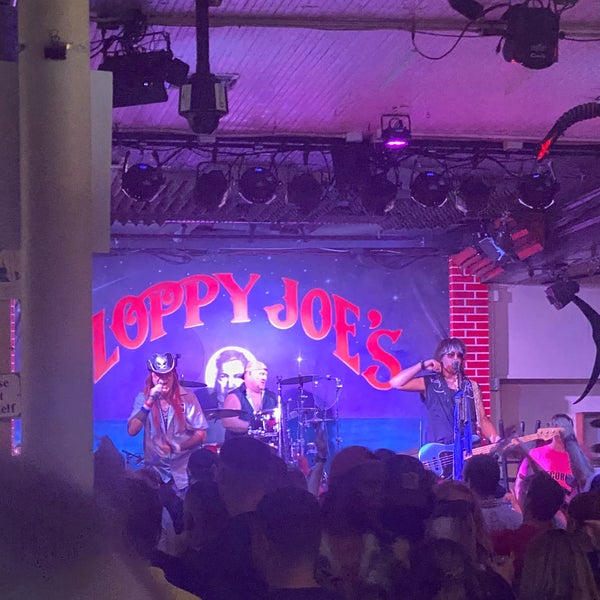 รูปภาพถ่ายที่ Sloppy Joe&#39;s Bar โดย Natalie L. เมื่อ 10/8/2022