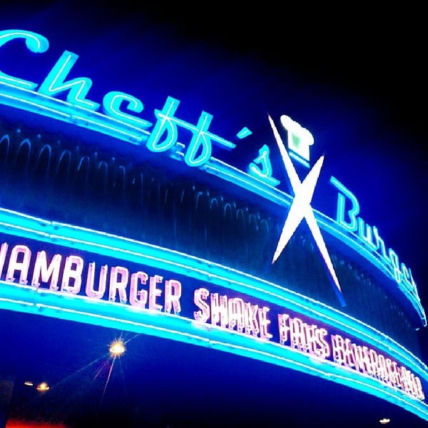 Photo taken at Cheff&#39;s Burger by Luiz Claudio V. on 8/10/2013
