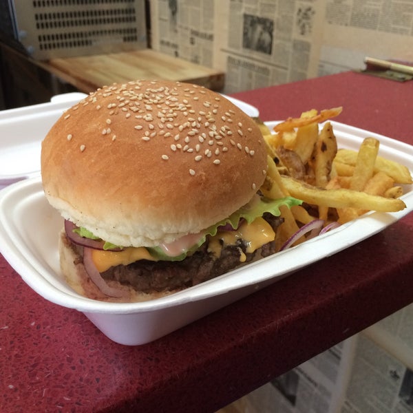 6/3/2015 tarihinde Amperziyaretçi tarafından Burger Bar'de çekilen fotoğraf