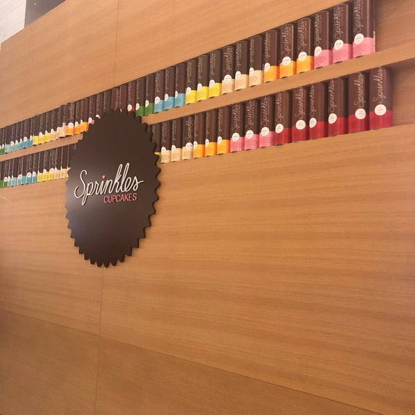 Photo taken at Sprinkles New York - Brookfield Place by Justine R. on 7/17/2018