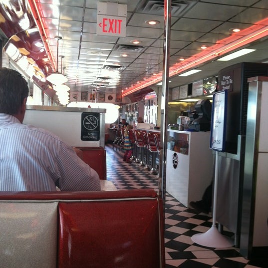 Снимок сделан в Kroll&#39;s Diner пользователем Arienne A. 9/19/2012