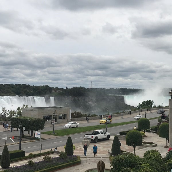Das Foto wurde bei Niagara Falls Duty Free Shop von Ted P. am 9/8/2018 aufgenommen