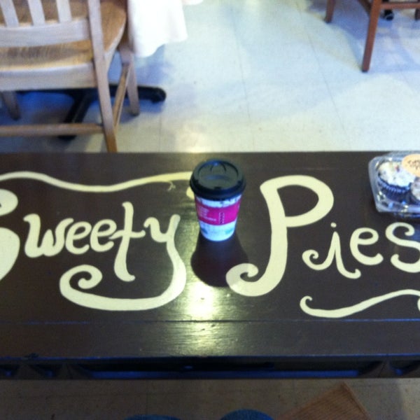 Foto scattata a Sweety Pies Bakery * Cakery * Cafe da Taylor M. il 3/29/2013