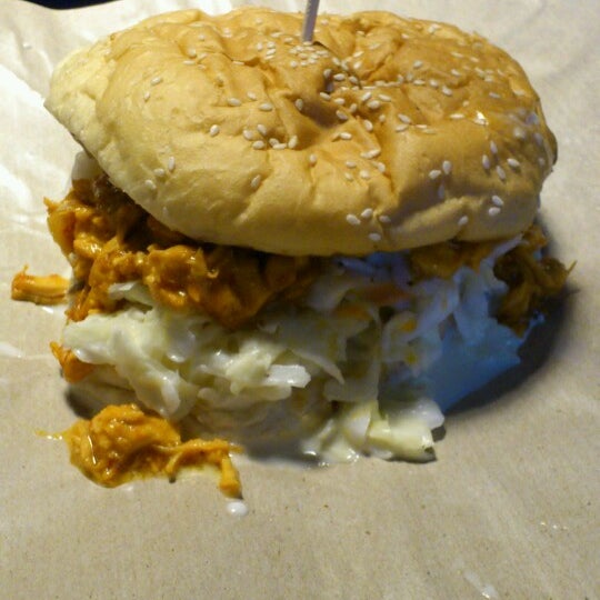 รูปภาพถ่ายที่ Bomber&#39;s Burger โดย Alessandra เมื่อ 8/28/2013