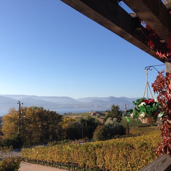 10/20/2013 tarihinde Christine i.ziyaretçi tarafından Hillside Winery'de çekilen fotoğraf