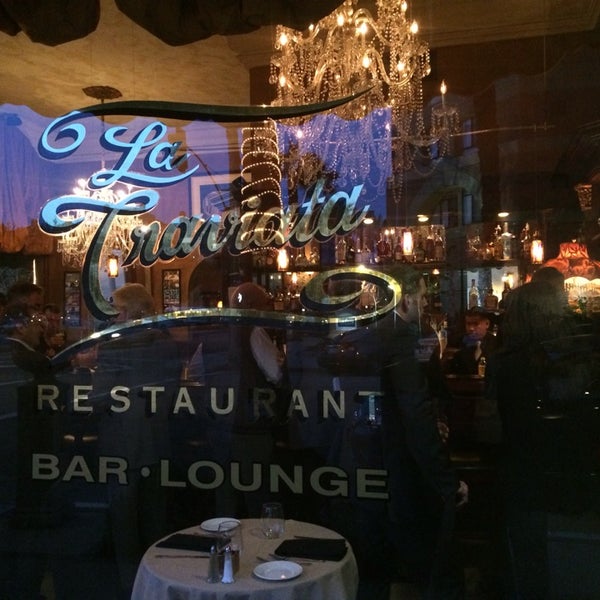 Foto tomada en La Traviata Restaurant Bar and Lounge  por Paul el 3/5/2014