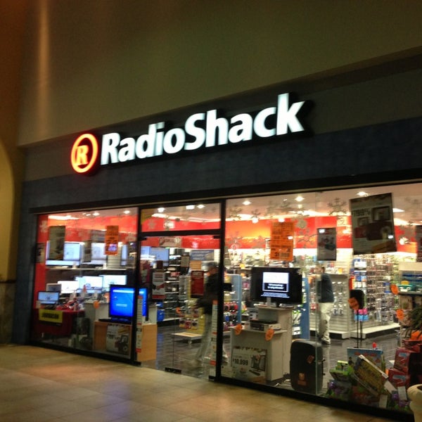 Real madrid shop dubai. Реал гипермаркет магазин. Торговый центр реал волгоград. Магазини в реал мадрид. Маркет симулятор.