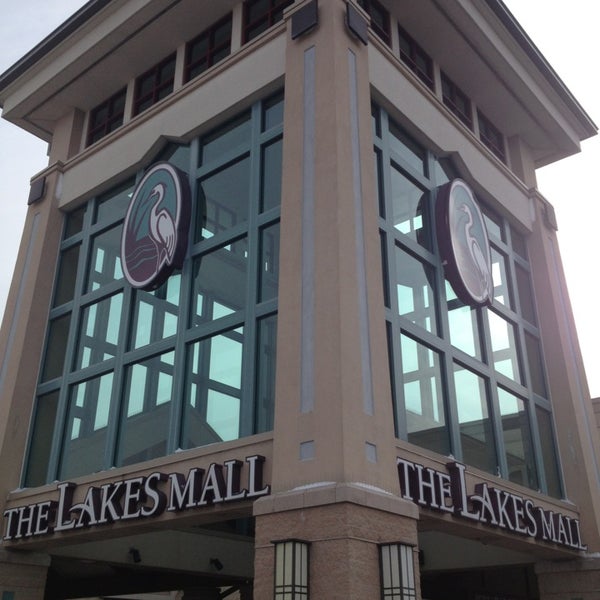 รูปภาพถ่ายที่ The Lakes Mall โดย G S. เมื่อ 12/24/2012