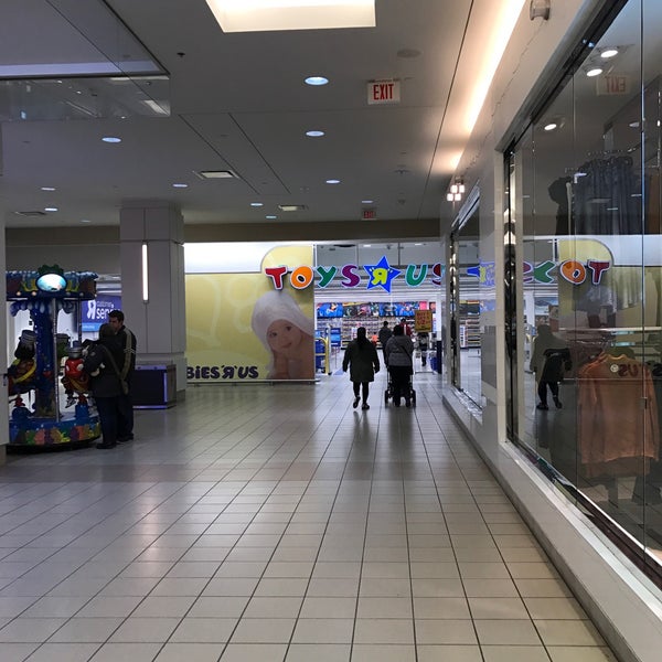 Toys"R"Us (Now Closed) Toy Store in Burnaby