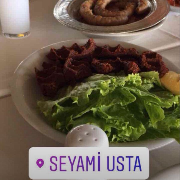 Photo prise au Seyami Usta Tarihi Adana Kebap &amp; Kaburga par Sudelya P. le11/14/2017