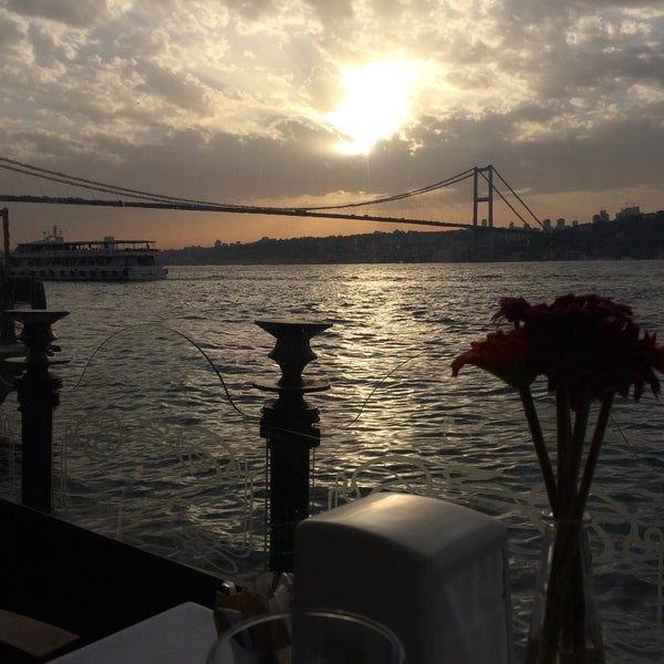 Das Foto wurde bei Çeşmîdil Cafe &amp; Restaurant von Şeyda S. am 4/28/2015 aufgenommen