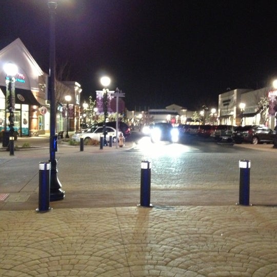 Foto tirada no(a) The Promenade Shops at Saucon Valley por Heather M. em 11/18/2012