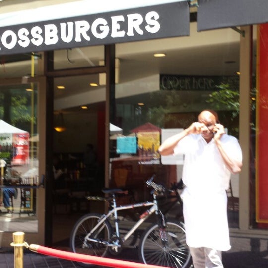 6/16/2014 tarihinde Manny V.ziyaretçi tarafından Crossburgers'de çekilen fotoğraf