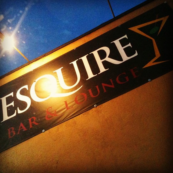Foto diambil di Esquire Bar &amp; Martini Lounge oleh Scratch pada 7/7/2013