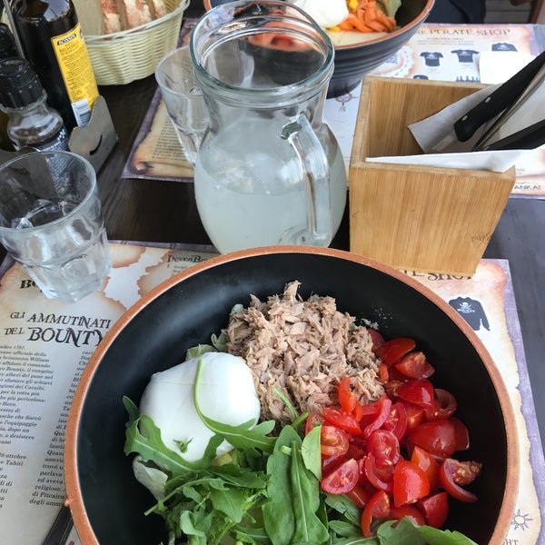 “Insalata Giove” (Tuna, mozzarella, cherry tomatoes, rocket, green salad; 9€), while drinking a Schweppes Bitter Lemon caraffa (1 Lt pitcher; 8€);