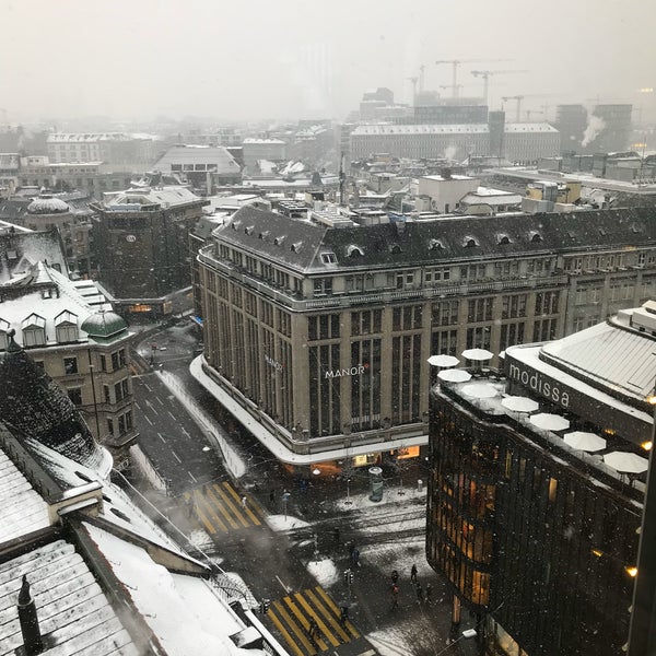 Looking for a breathtaking view over Zürich roofs in a snowy day of Winter? Jules Verne panoramic bar is the indoor choice meant for you! Access to this from the high class “Brasserie Lipp” restaurant