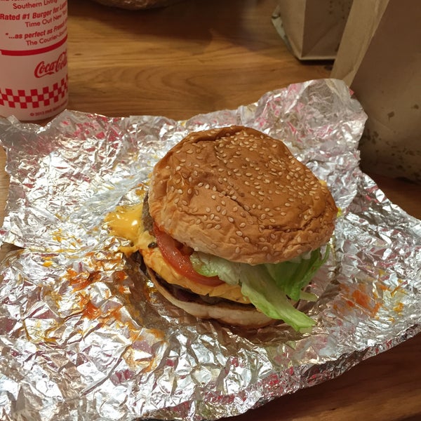 Photo taken at Five Guys by Yan👳🏽 T. on 3/19/2015