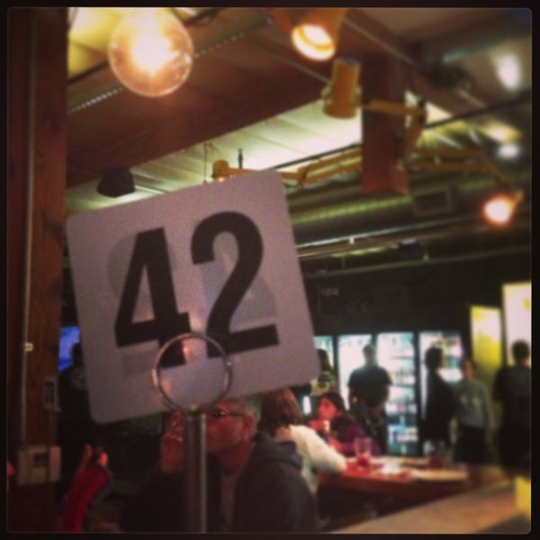 4/12/2013 tarihinde Courtney M.ziyaretçi tarafından Pitfire Pizza'de çekilen fotoğraf