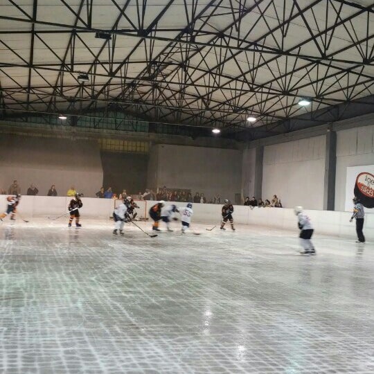 11/15/2015에 Zoe F.님이 Παγοδρόμιο Ice n&#39; Skate에서 찍은 사진