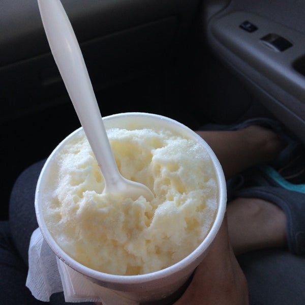 Photo taken at Buzzles Shaved Ice by Twee on 4/23/2014