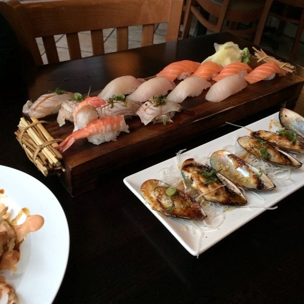 Foto scattata a Sushi Mon Japanese Cuisine da John C. il 12/4/2013