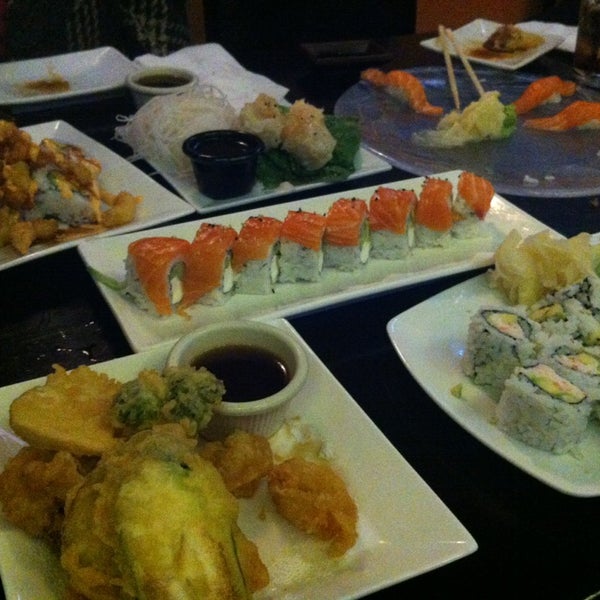 Foto scattata a Sushi Mon Japanese Cuisine da John C. il 12/28/2012