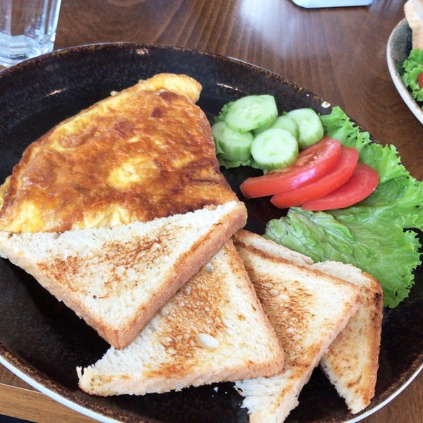 Lovely breakfast, nice portions, acceptable price. They do not have an english language menu, but the staff is more than ready to help you choose a meal. The omelettes are wonderful.