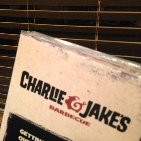 Das Foto wurde bei Charlie &amp; Jakes BBQ von Talal M. am 11/16/2012 aufgenommen