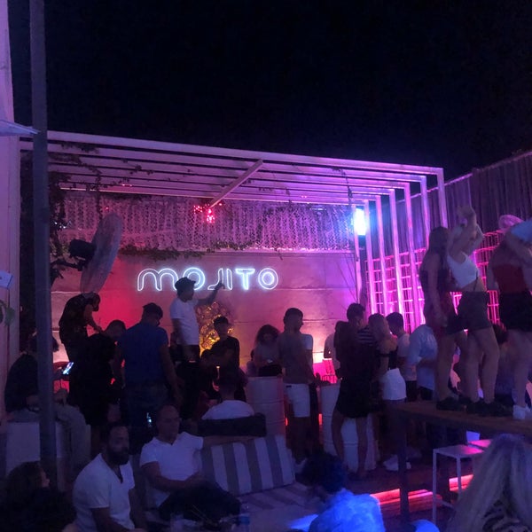 Foto tomada en Mojito Lounge &amp; Club  por 𝙀𝙢𝙞𝙣 𝘾𝙖𝙣 el 8/18/2019