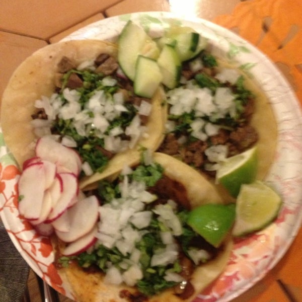 12/13/2013 tarihinde Samuel A.ziyaretçi tarafından Tacos El Chilango'de çekilen fotoğraf